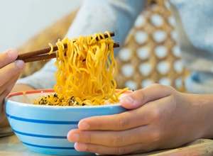 Khách mời đứng ăn mì trong đám cưới khiến dân mạng "dậy sóng"